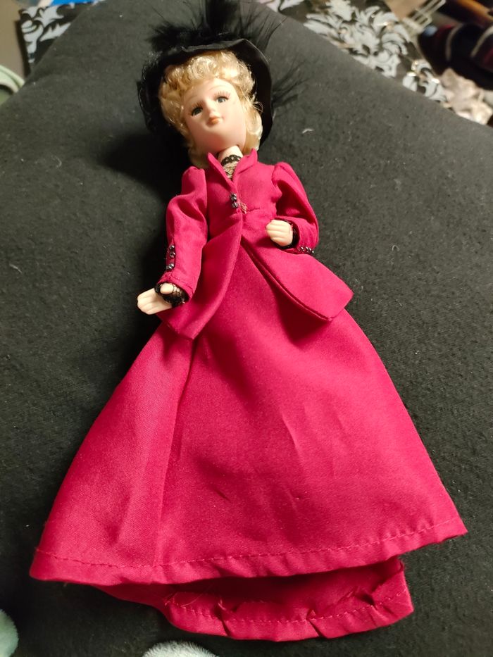 Petite poupée en porcelaine - photo numéro 3