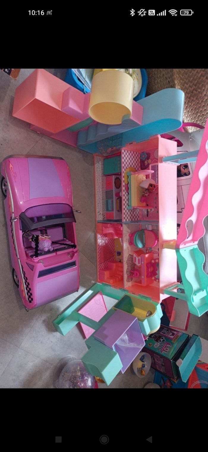 Maison + voiture + poupées et accessoires