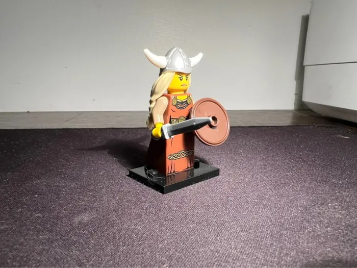Lego figurine minifigure série 7 la femme viking - photo numéro 3