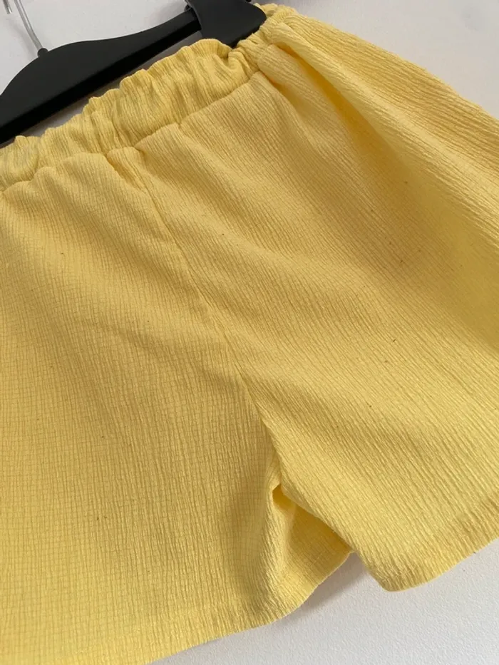 Short jaune. - photo numéro 4