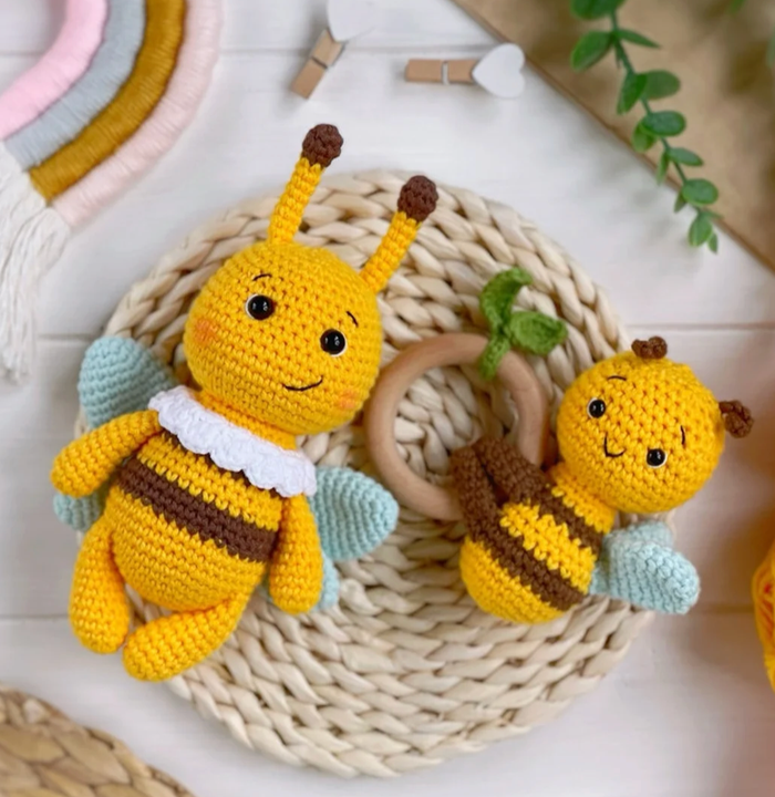🎁🐝 Coffret naissance abeille (peluche + hochet) fait main au crochet - photo numéro 1