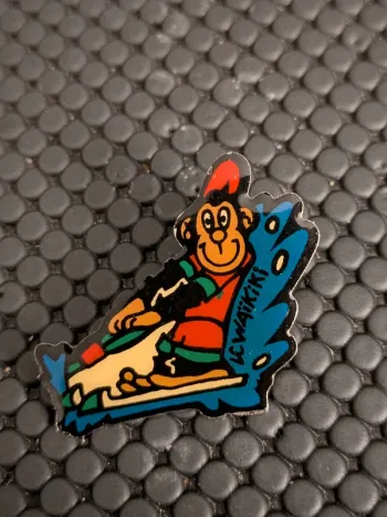 Pin's lc Waikiki ski nautique