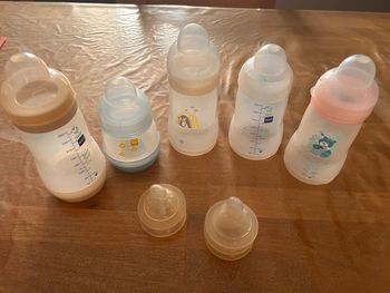 Donne lot Biberons + tétines MAM