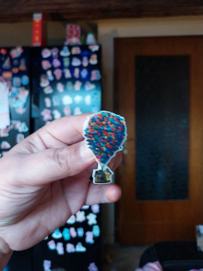 Broche en acrylique disney pixar la haut