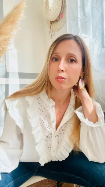 Blouse blanche bohème chic avec dentelle fleurs et volants