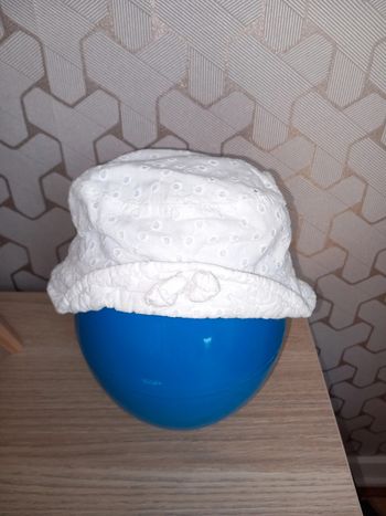 Chapeau blanc élégant TBE 6-12 mois