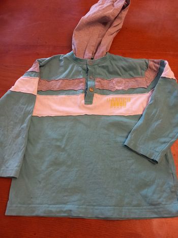 Tee-shirt manches longues avec capuche