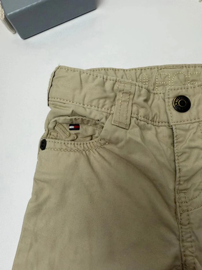 Pantalon Tommy Hilfiger bébé garçon beige 6-9 mois beige coupe regular parfait état - photo numéro 2