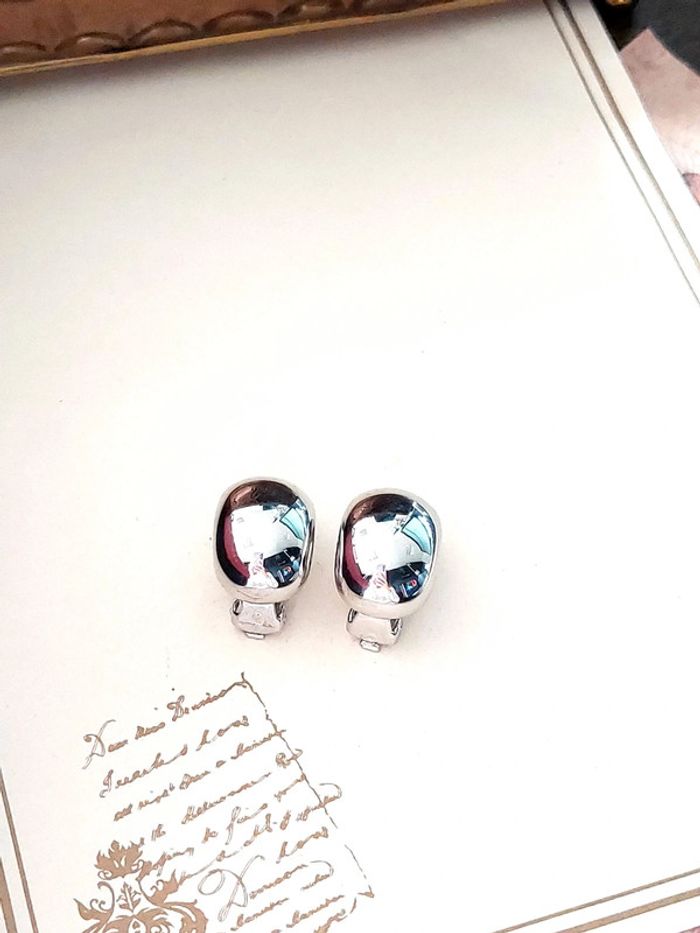 Magnifique paire de boucles d'oreilles à clip couleur argenté