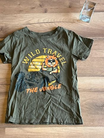 Je vend un tee shirt enfant garçon très bon état 6 ans 116 cm