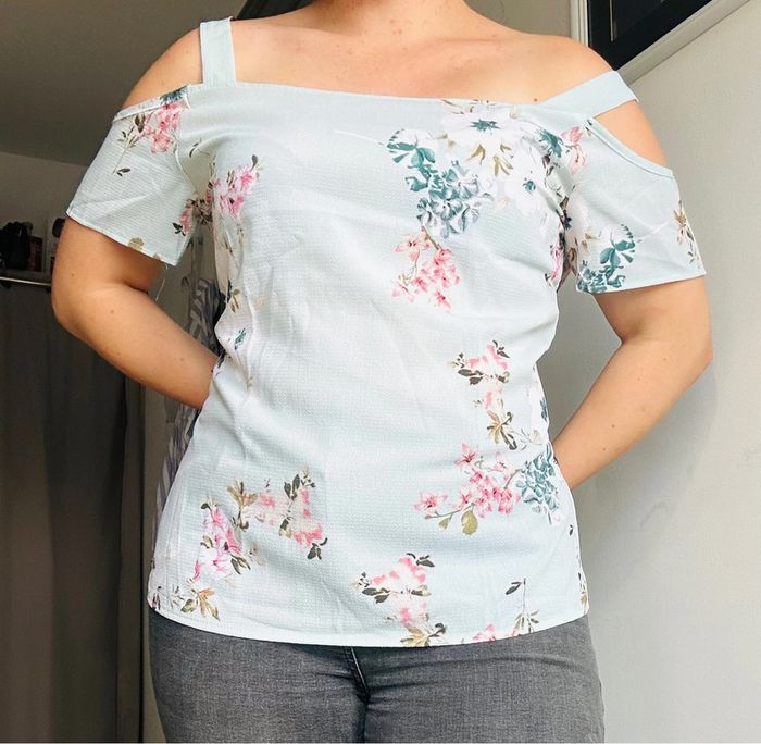 T-shirt bleu fleuris manches coupées