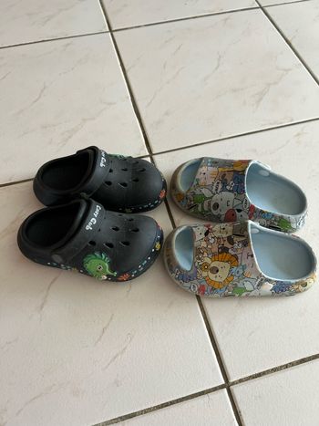 Lot de deux paires de crocs taille 24