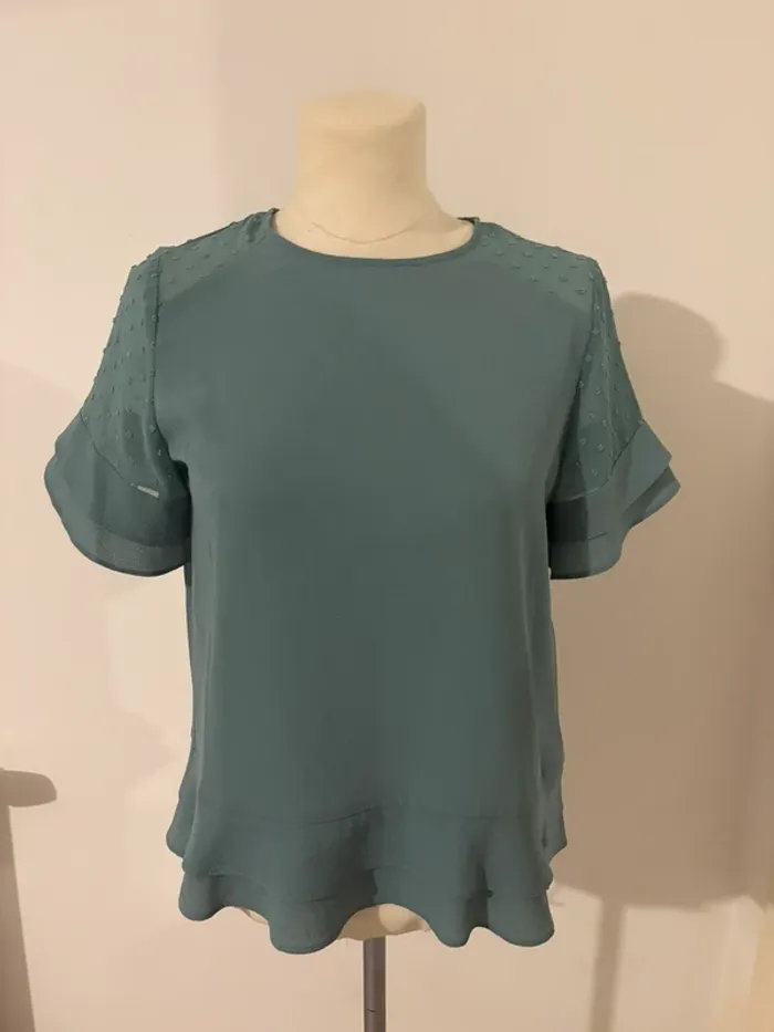 Blouse bleu vert à détails plumetis