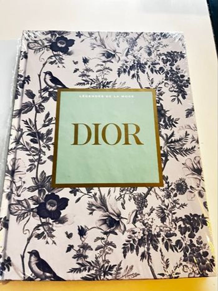 Livre les légendes de la mode sous blister