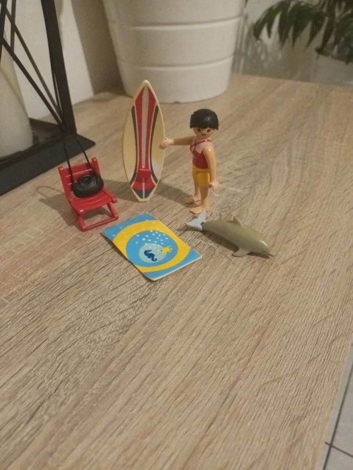 Surfeuse avec dauphin playmobil