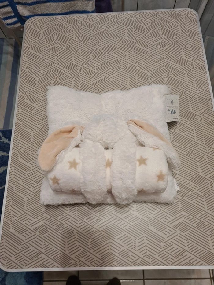 Coussin avec petit plaid neuf  atmosphera
