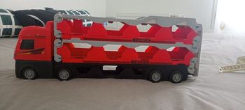 Camion avec remorque géante 