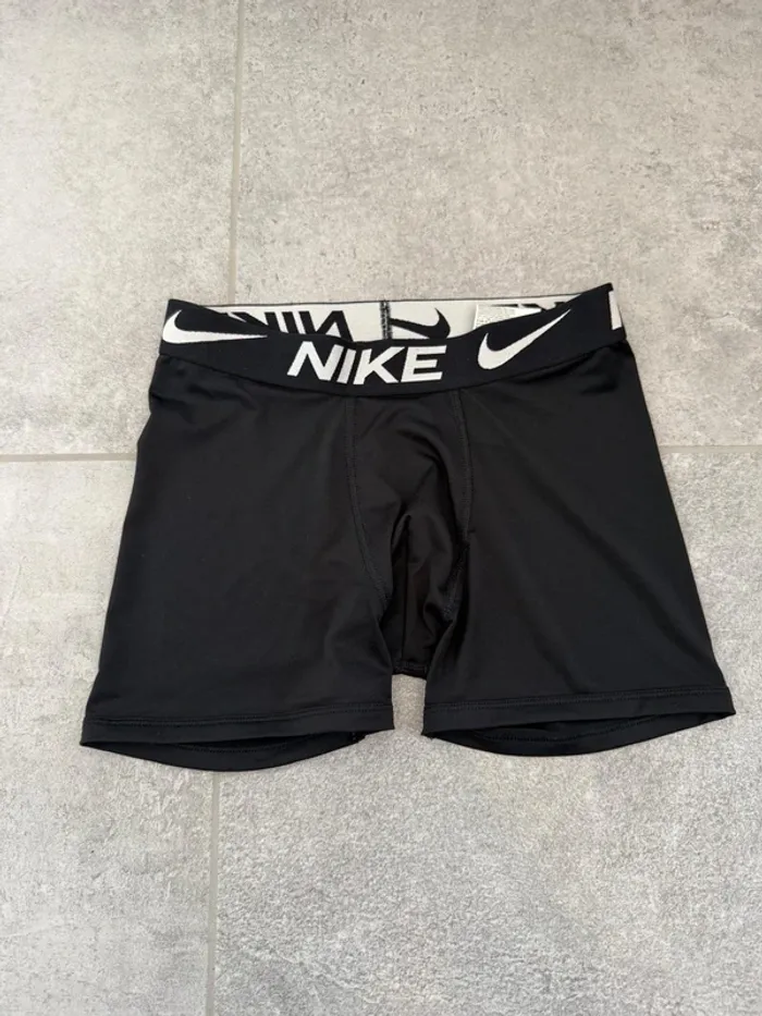 Short Nike de sport garçon gris taille 9-11 ans comme neuf