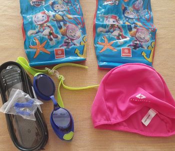 Lot bonnet lunette et brassards 