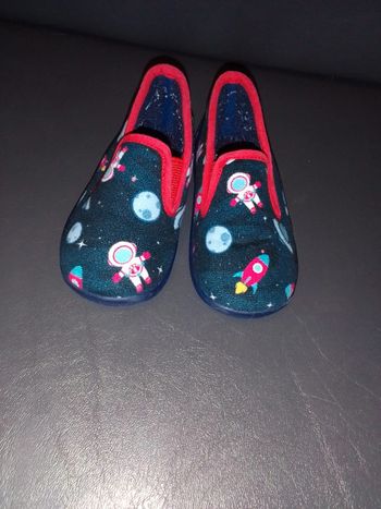 Chaussons (pied droit, pied gauche )