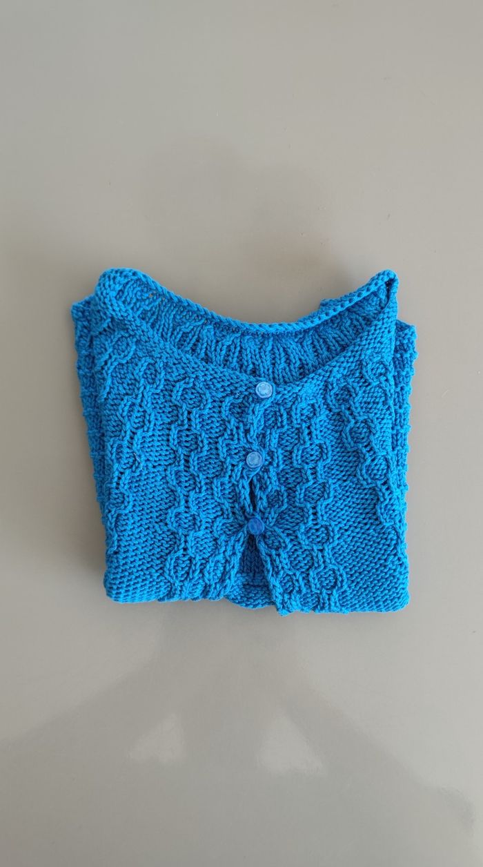 Gilet bleu 6 ans fait main - photo numéro 5