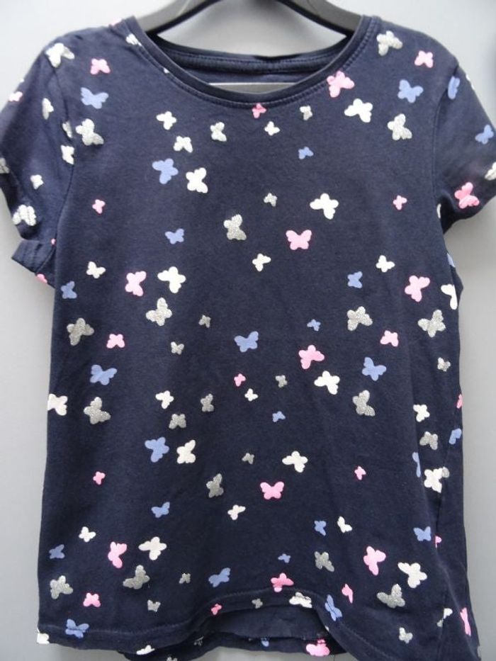 T-shirt bleu motif papillons