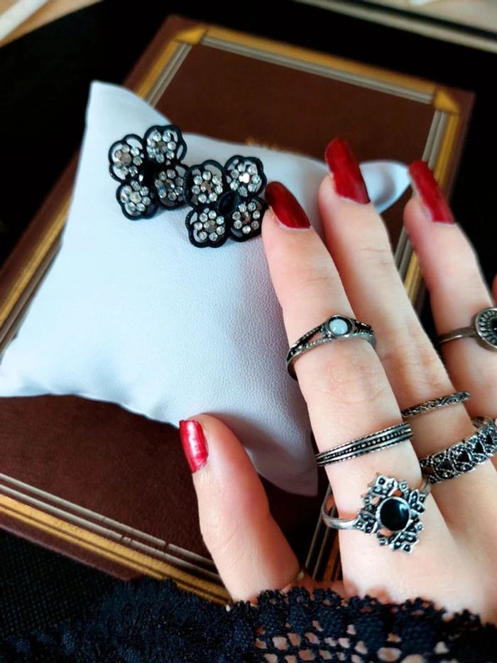 Magnifique paire de boucles d'oreilles noir avec pierre blanche