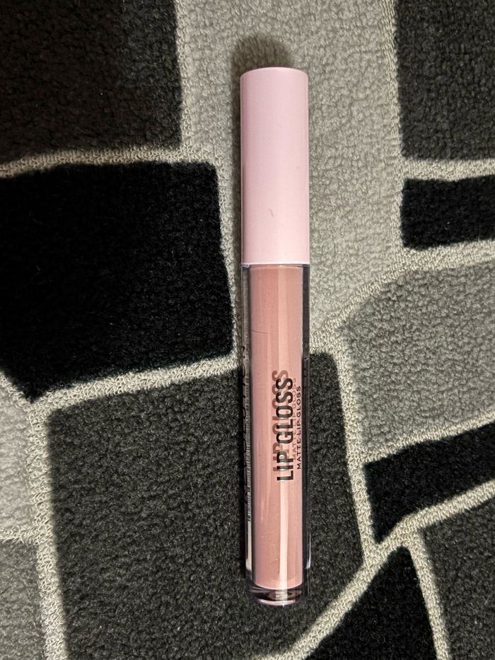 Lipgloss lèvres rose nude