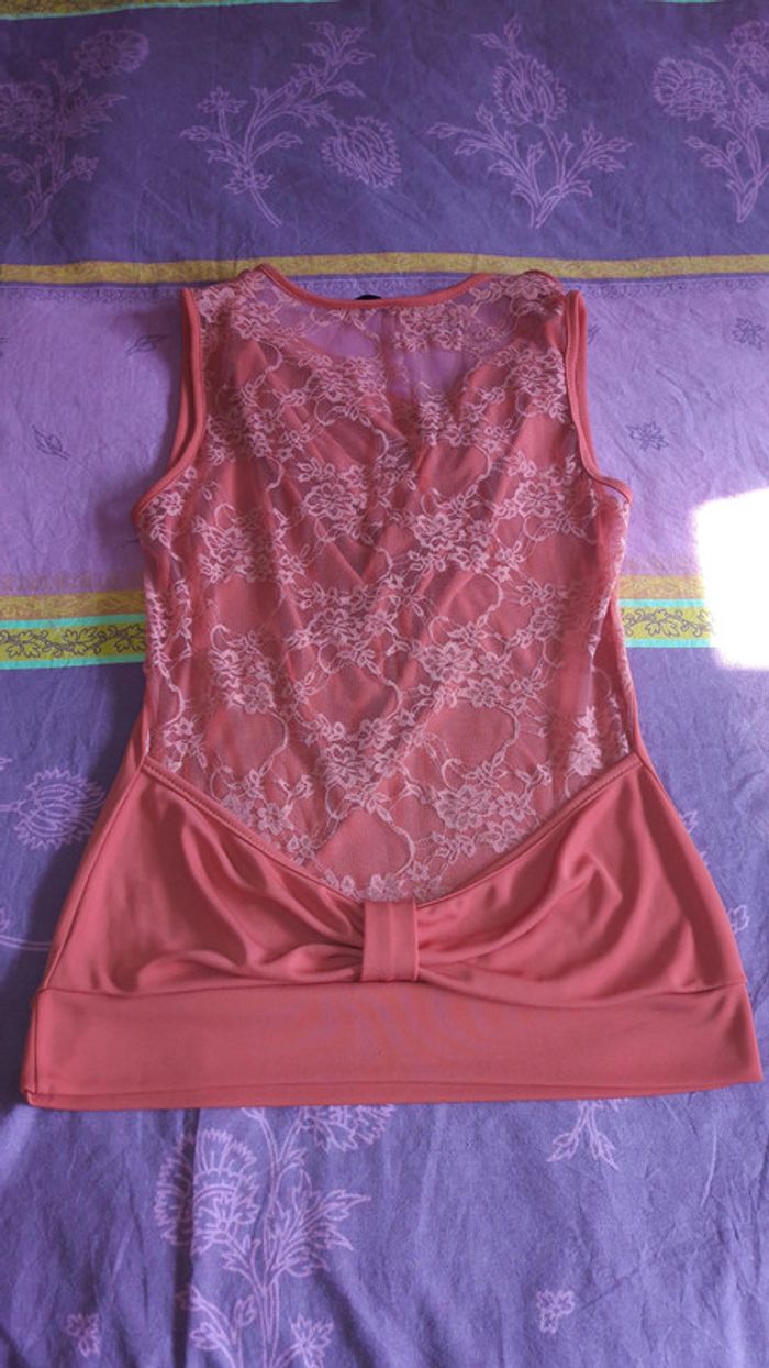 Top orange avec dentelles au dos