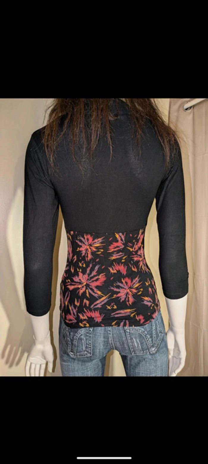 Haut noir et motif floral manche 3/4 - photo numéro 3