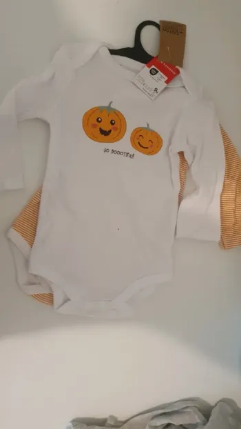 Lot 2 bodies 9 mois neuf