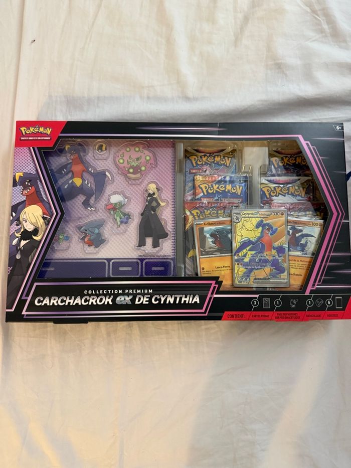 Pokémon – Coffret Premium Carchacrok EX de Cynthia - scellé et complet