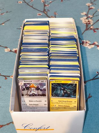 Lot de 100 cartes Pokémon VF en très bon état