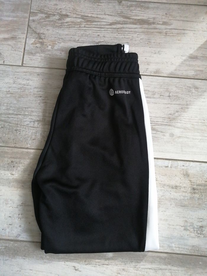 Bas jogging adidas neuf t7/8ans - photo numéro 2