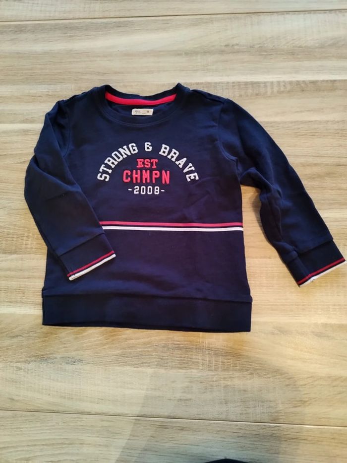 Pull bleu