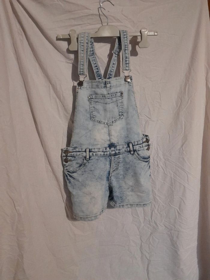 Short salopette en jeans délavé
