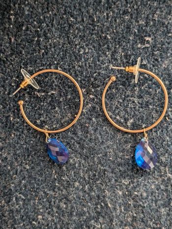 Créoles avec une perle bleue