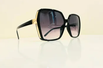 Lunette de soleil femme noire et dorée hexagonale verres dégradés uvprotection catégorie 3