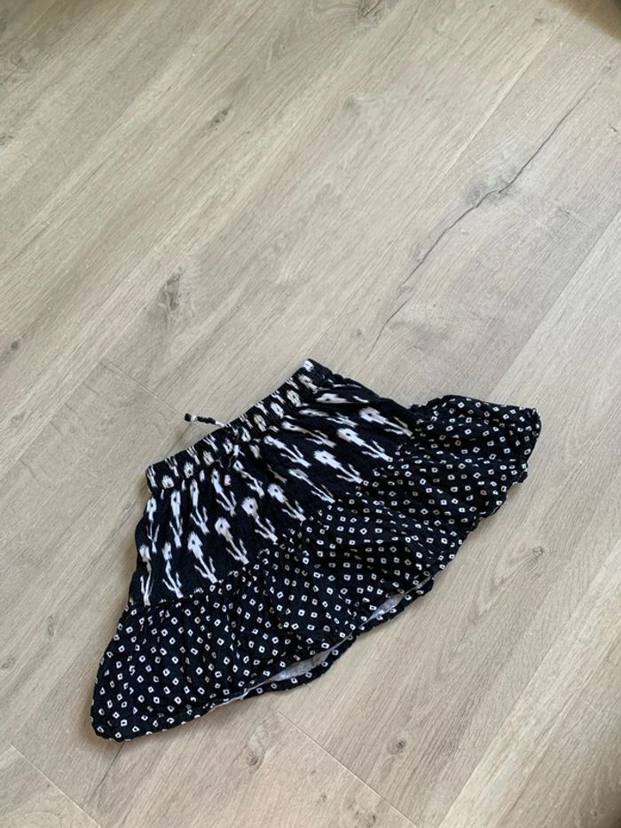 Jupe courte noire et écrue, 6-7 ans, Zara en très bon état