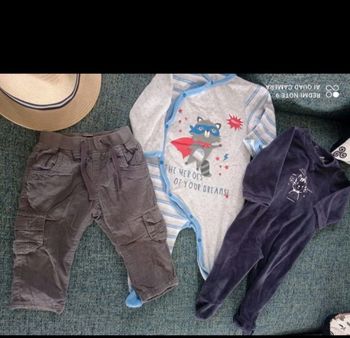 Un lot de deux pyjamas et un pantalon 9 mois