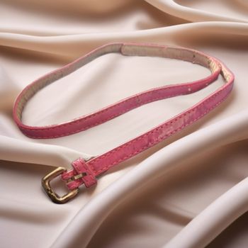 Très jolie ceinture fine rose fluo