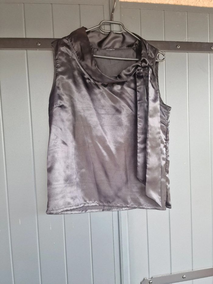 Blouse noire effet satin avec col lavallière - photo numéro 3