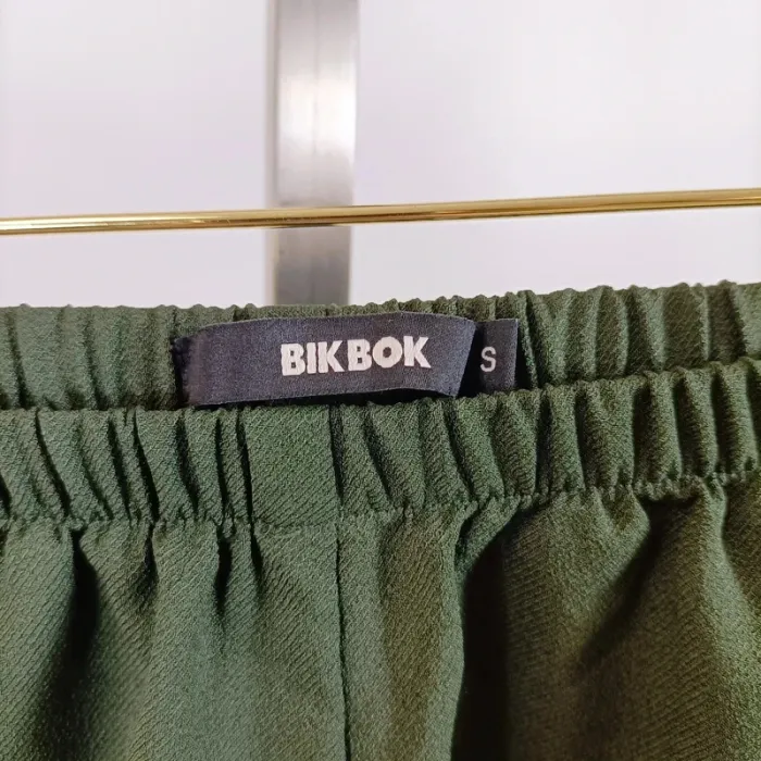Short vert kaki Bik Bok en maille légère – taille S, détails festonnés à la base A1064 - photo numéro 4