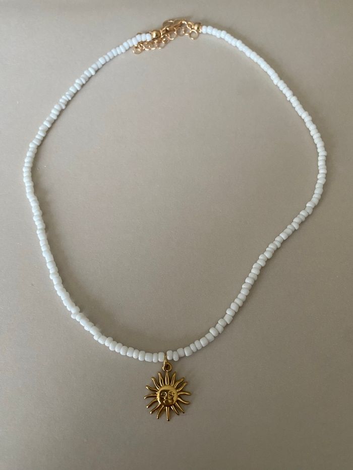 Collier perles blanches petit soleil - photo numéro 3