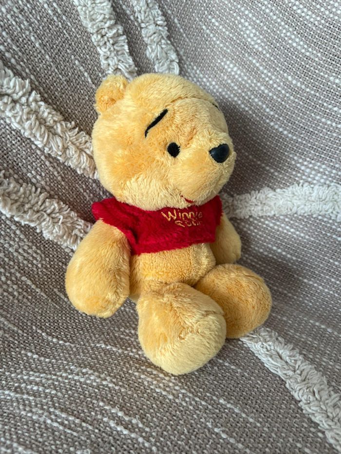 Peluche doudou 19cm Disney Winnie l’ourson ours rouge et jaune très bon état - photo numéro 2
