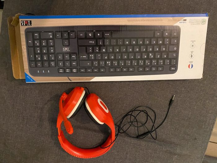 casque et clavier ordinateur