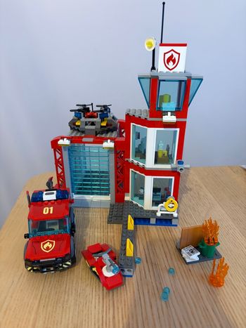 Lego city 60215 caserne de pompiers