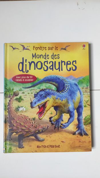 Usborne | Fenêtre sur le monde des dinosaures
