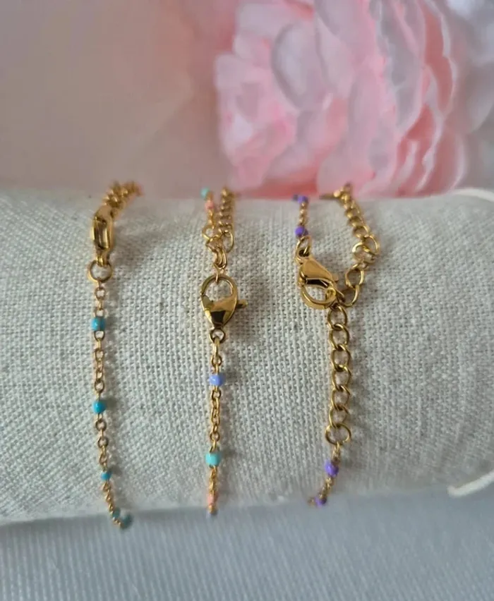lot de 3 bracelets dorée avec perles : 
1 turquoise + 1 multicolores pastels + 1 violet - photo numéro 2