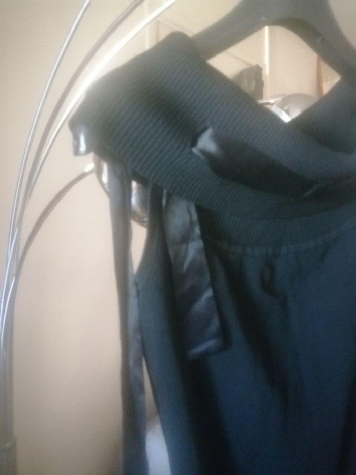 🌸Charmant haut maille noire au col tombant orné d'un liseré satiné "Taille 34/36" 123 " Neuf 🌸 - photo numéro 3